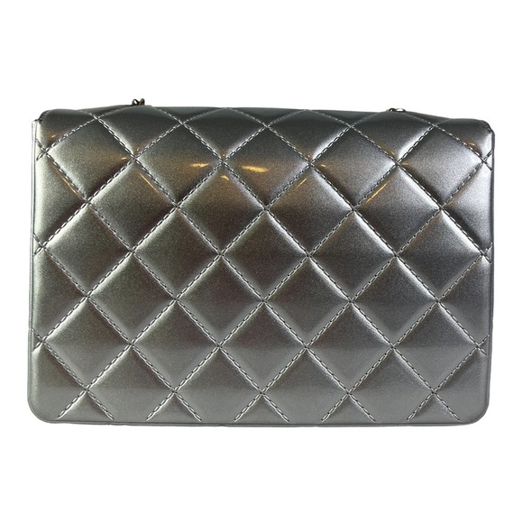 Design Inverso Silver Chain Crossbody Purse - Picture 7 of 15